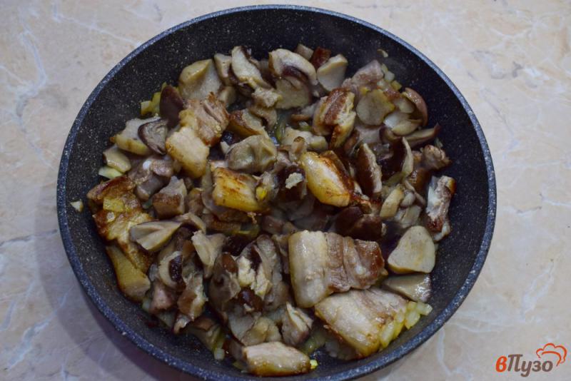 Фото приготовление рецепта: Жареная картошка с грибами и свининой шаг №3