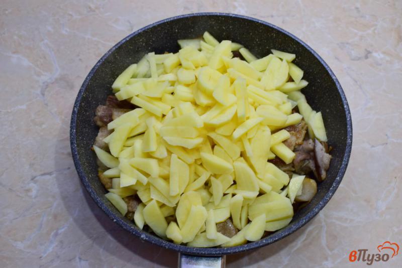 Фото приготовление рецепта: Жареная картошка с грибами и свининой шаг №4