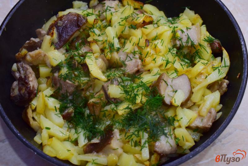 Фото приготовление рецепта: Жареная картошка с грибами и свининой шаг №5