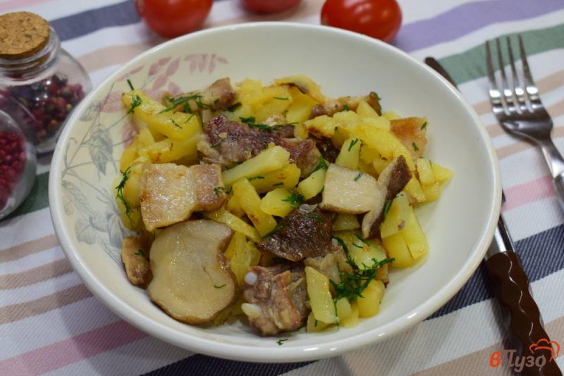 Фото приготовление рецепта: Жареная картошка с грибами и свининой шаг №6