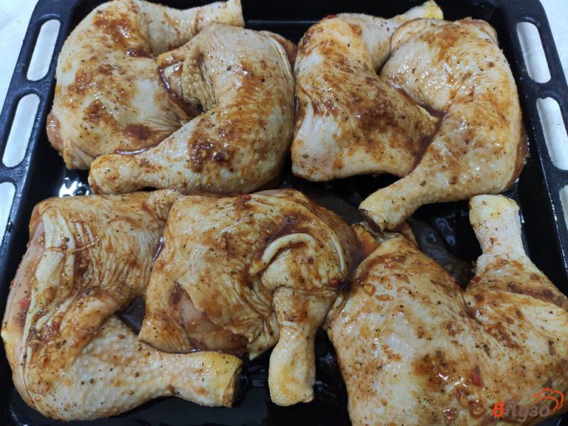Фото приготовление рецепта: Куриные четверти в соево медовом маринаде с кетчупом шаг №5