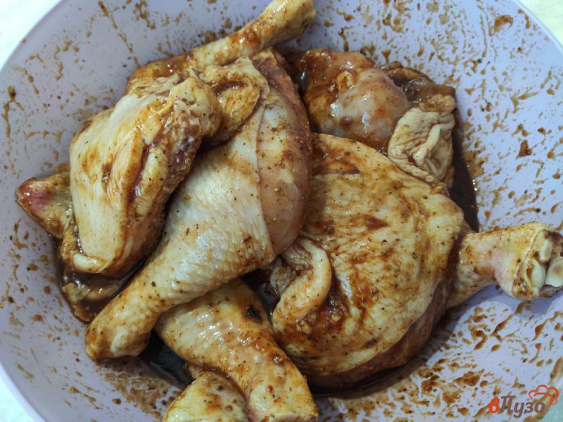 Фото приготовление рецепта: Куриные четверти в соево медовом маринаде с кетчупом шаг №3