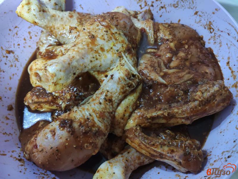 Фото приготовление рецепта: Куриные четверти в соево медовом маринаде с кетчупом шаг №4