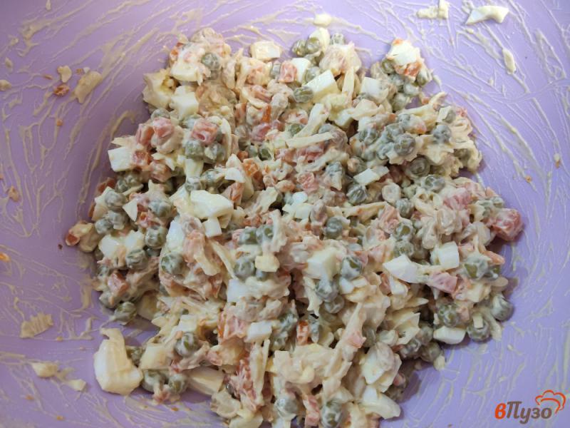 Фото приготовление рецепта: Салат с горошком и солёным арахисом шаг №6