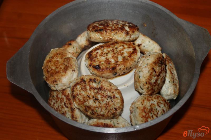 Фото приготовление рецепта: Тушеные куриные котлеты со специями шаг №5