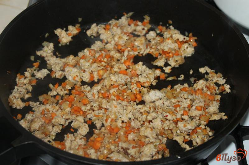 Фото приготовление рецепта: Макаронные гнезда с фаршем в соусе шаг №2