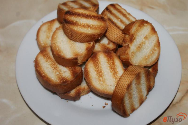 Фото приготовление рецепта: Бутерброды с хамоном и сыром бри шаг №1