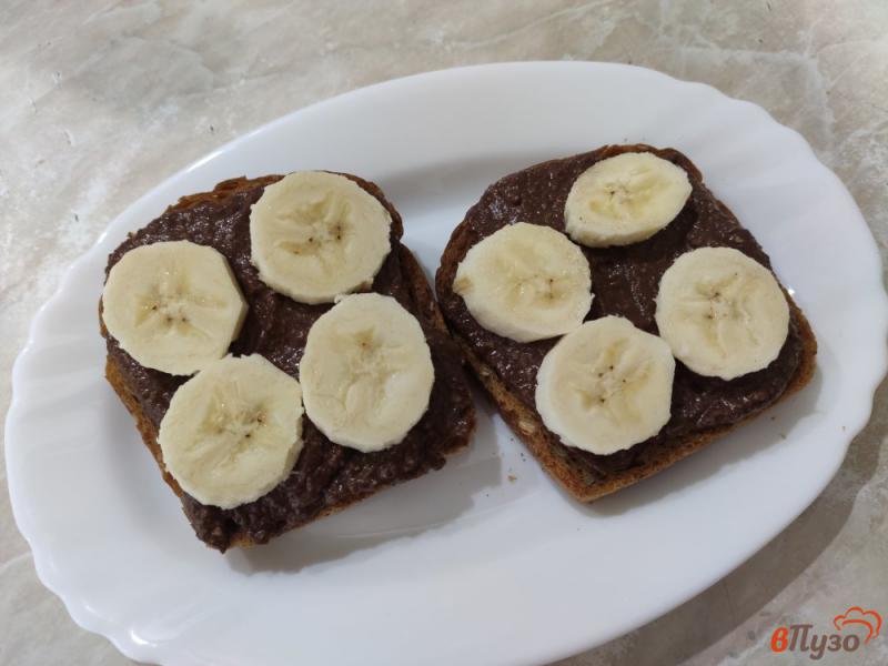 Фото приготовление рецепта: Сладкие бутерброды с шоколадной намазкой и бананом шаг №4