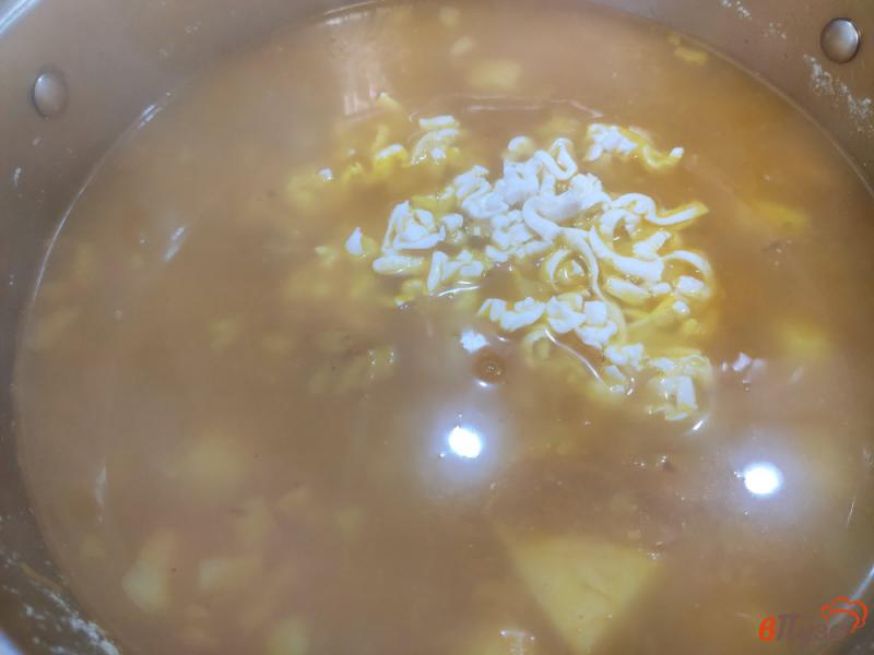 Фото приготовление рецепта: Сырный суп с курицей и сардельками шаг №8