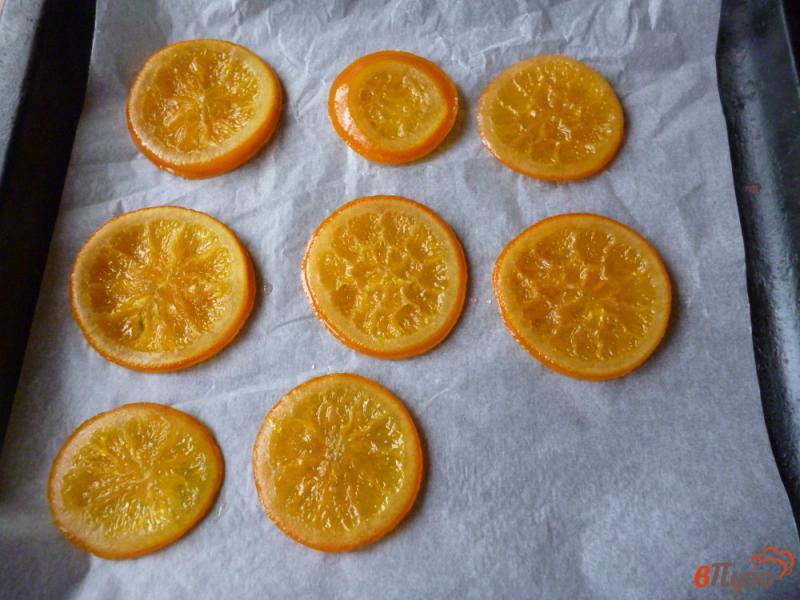 Фото приготовление рецепта: Карамелизированные апельсины в шоколаде шаг №6