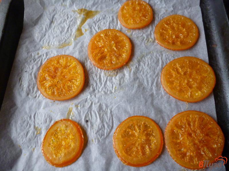 Фото приготовление рецепта: Карамелизированные апельсины в шоколаде шаг №7