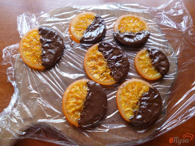 Фото приготовление рецепта: Карамелизированные апельсины в шоколаде шаг №8