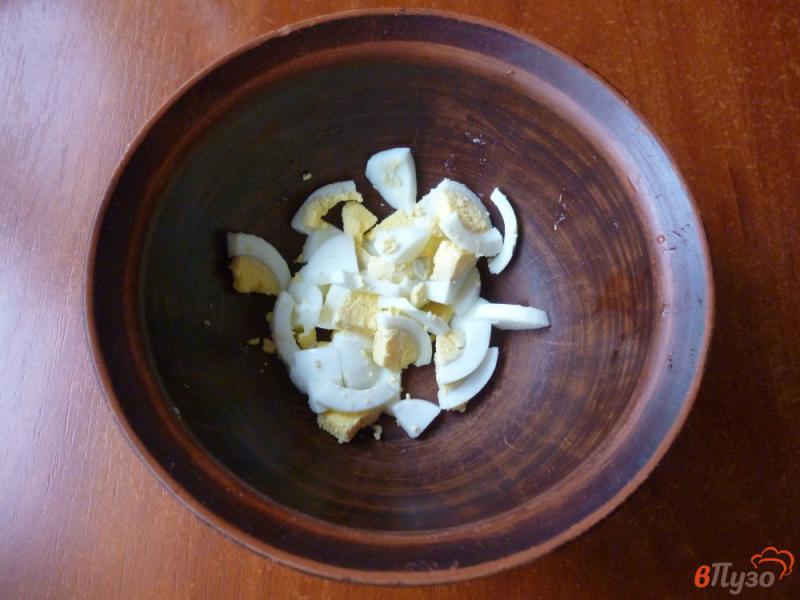 Фото приготовление рецепта: Салат из жареных шампиньонов шаг №4