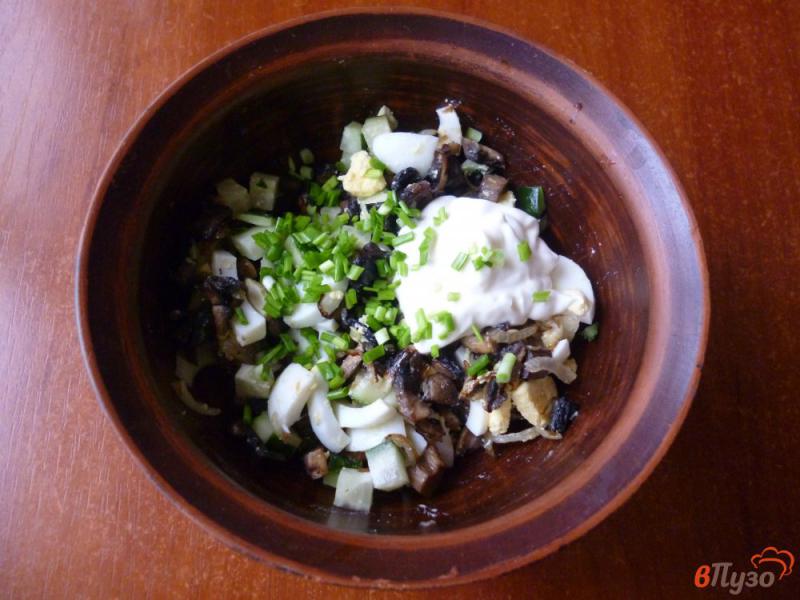 Фото приготовление рецепта: Салат из жареных шампиньонов шаг №7