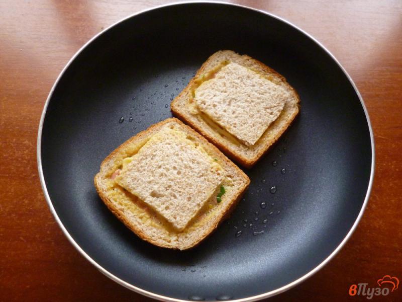 Фото приготовление рецепта: Горячие бутерброды на сковороде шаг №8