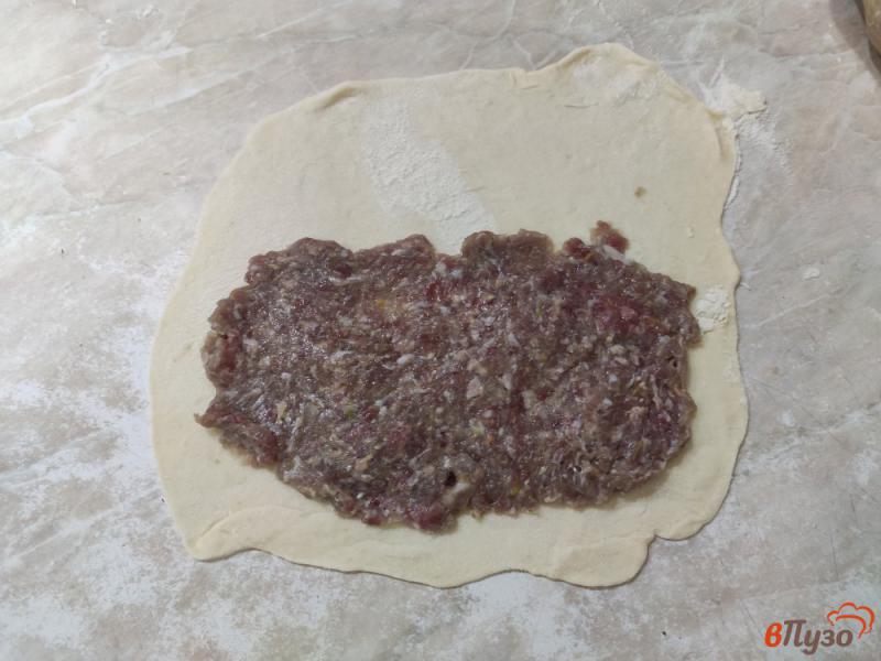 Фото приготовление рецепта: Чебуреки на кефире со свино говяжьим фаршем шаг №10