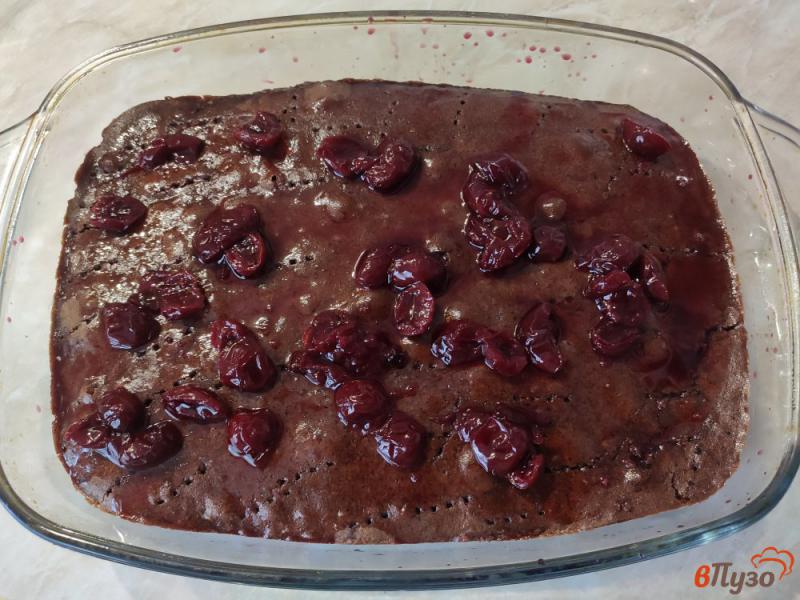 Фото приготовление рецепта: Шоколадный пирог с вишней шаг №7