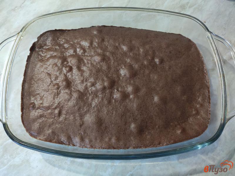 Фото приготовление рецепта: Шоколадный пирог с вишней шаг №6