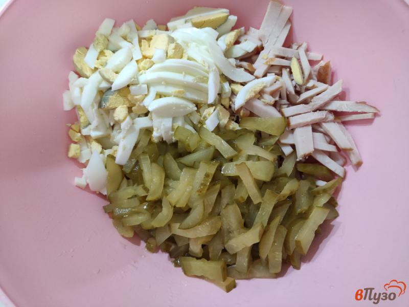 Фото приготовление рецепта: Салат с курицей и сухариками шаг №4