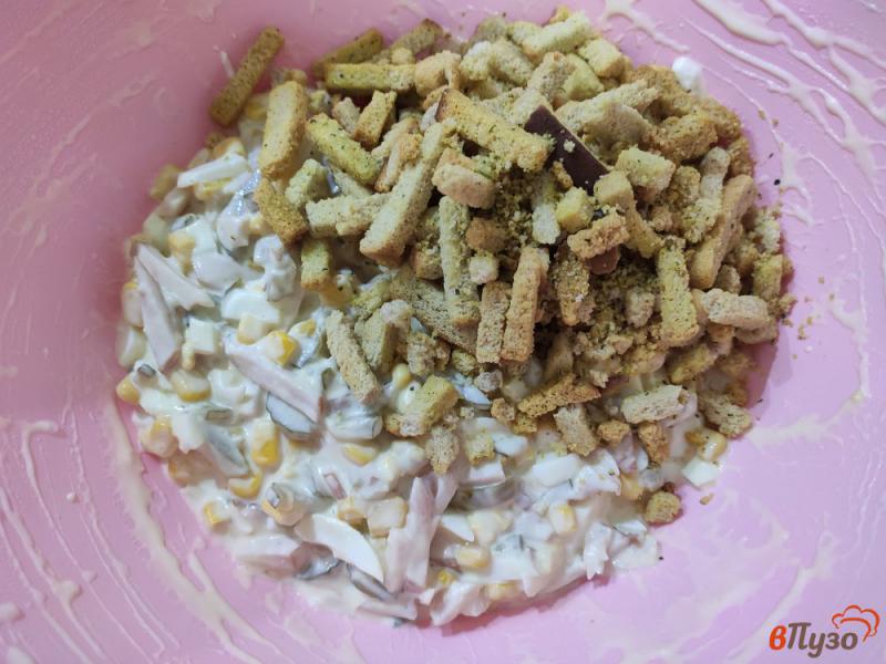 Фото приготовление рецепта: Салат с курицей и сухариками шаг №7
