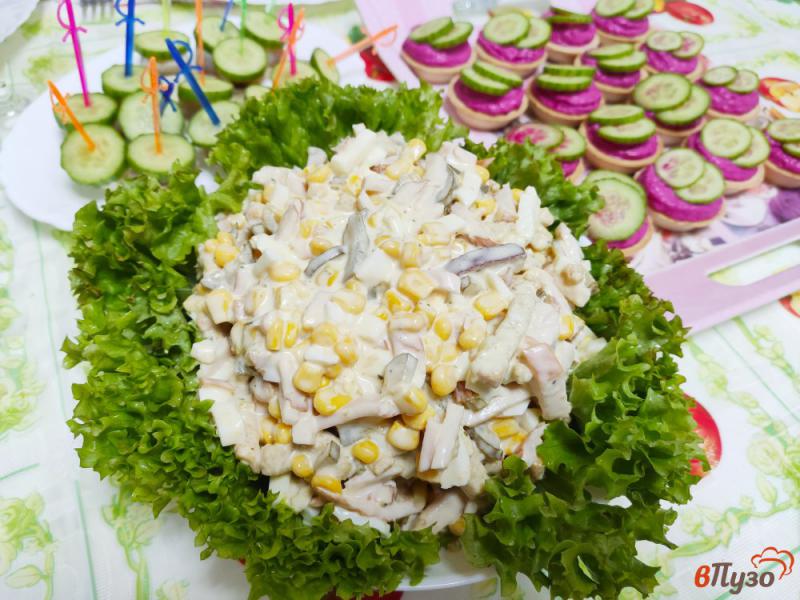 Фото приготовление рецепта: Салат с курицей и сухариками шаг №8