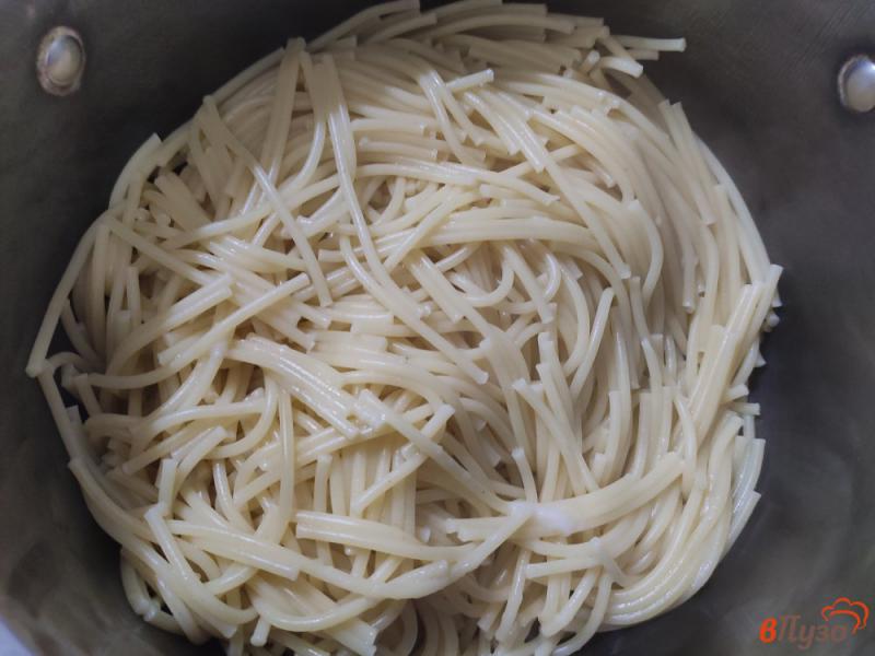 Фото приготовление рецепта: Запеканка из спагетти с творогом и изюмом шаг №1