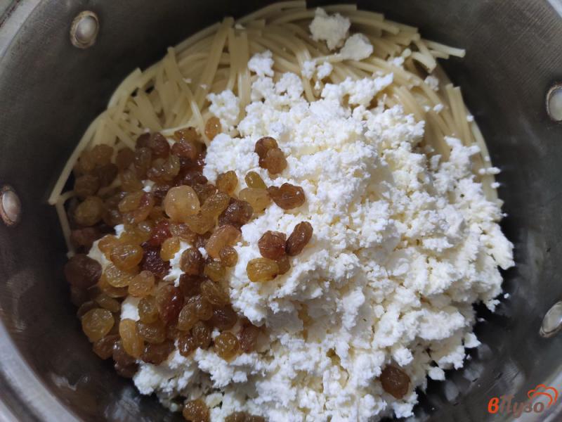 Фото приготовление рецепта: Запеканка из спагетти с творогом и изюмом шаг №4