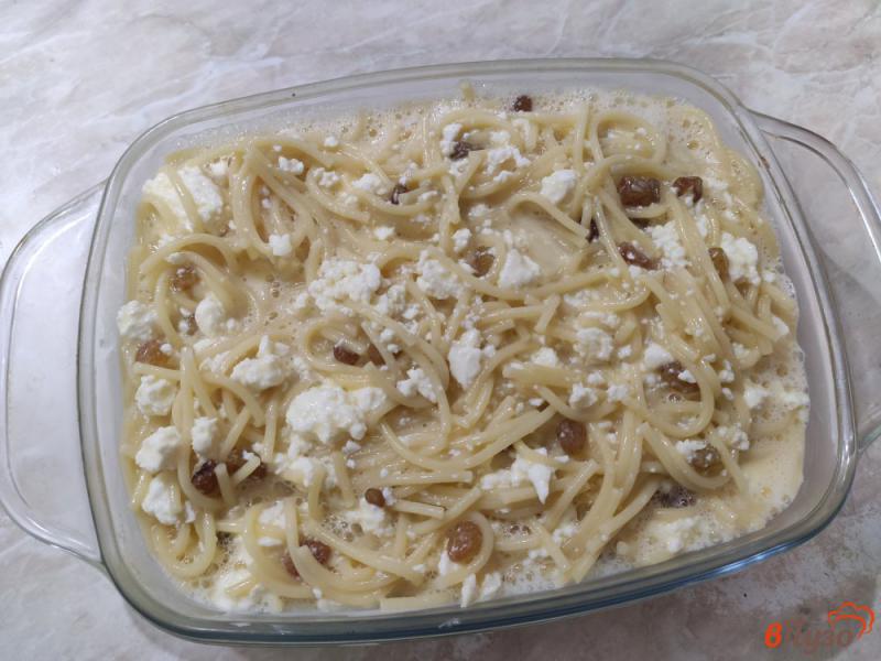 Фото приготовление рецепта: Запеканка из спагетти с творогом и изюмом шаг №7