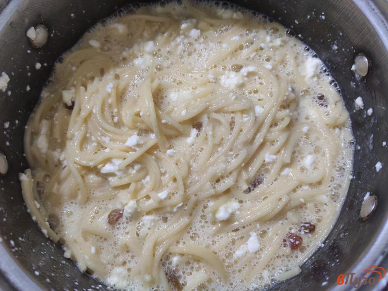 Фото приготовление рецепта: Запеканка из спагетти с творогом и изюмом шаг №6