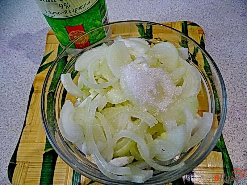 Фото приготовление рецепта: Сельдь маринованная луком и уксусом шаг №2