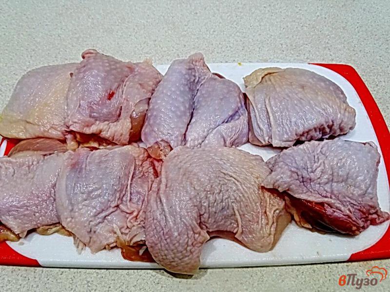 Фото приготовление рецепта: Куриные бёдра запеченные в майонезе с чесноком шаг №2