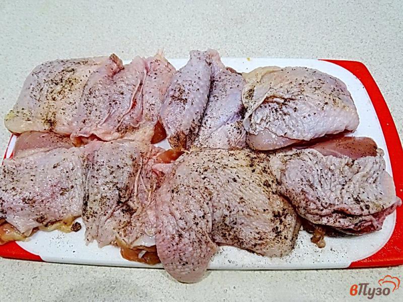 Фото приготовление рецепта: Куриные бёдра запеченные в майонезе с чесноком шаг №4