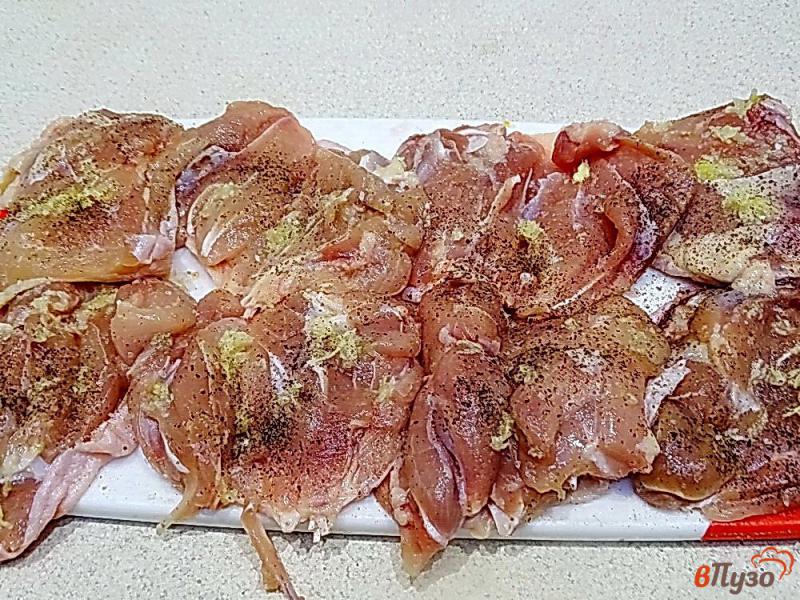 Фото приготовление рецепта: Куриные бёдра запеченные в майонезе с чесноком шаг №5
