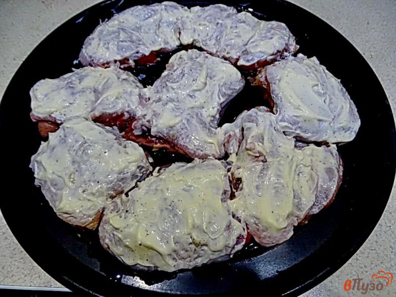 Фото приготовление рецепта: Куриные бёдра запеченные в майонезе с чесноком шаг №6