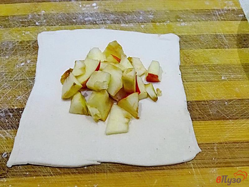 Фото приготовление рецепта: Слойки с яблоком шаг №3