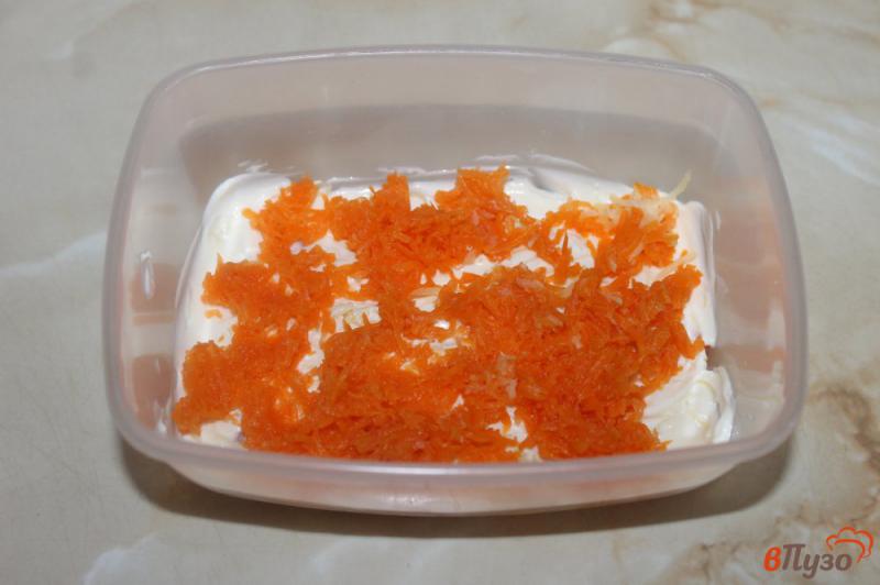 Фото приготовление рецепта: Салат Шуба с лососем и яйцом шаг №3