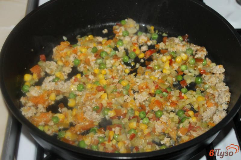 Фото приготовление рецепта: Рис с фаршем и овощами шаг №3