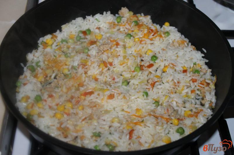 Фото приготовление рецепта: Рис с фаршем и овощами шаг №4