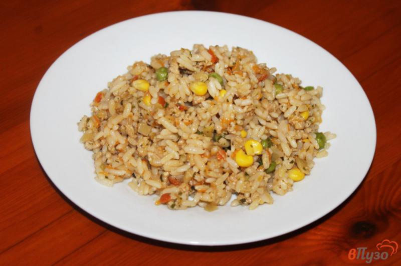 Фото приготовление рецепта: Рис с фаршем и овощами шаг №5