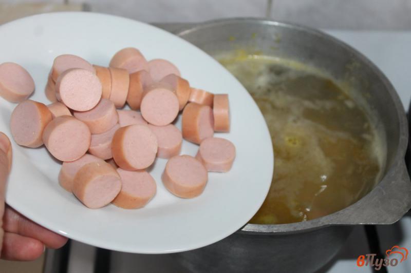 Фото приготовление рецепта: Суп картофельный с сосисками шаг №4