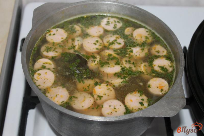 Фото приготовление рецепта: Суп картофельный с сосисками шаг №5