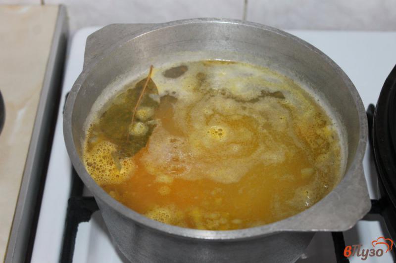 Фото приготовление рецепта: Суп картофельный с сосисками шаг №3