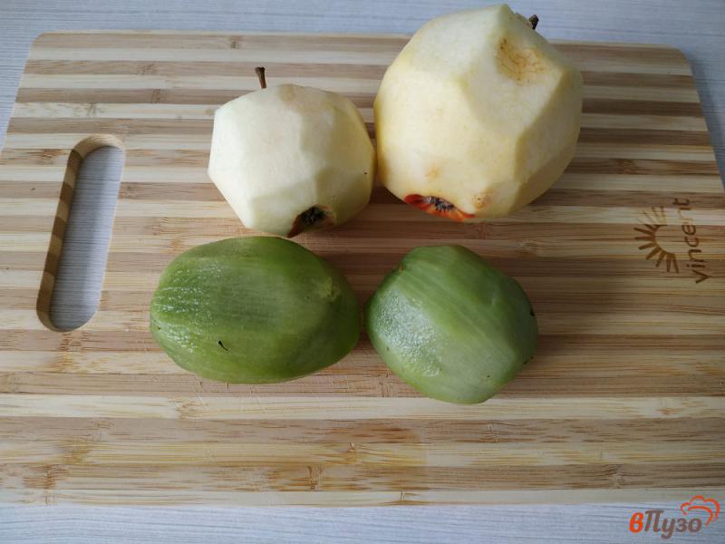 Фото приготовление рецепта: Шарлотка с яблоками и киви шаг №3