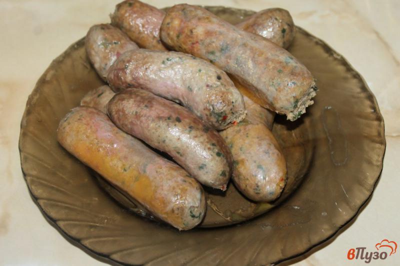 Фото приготовление рецепта: Домашние колбаски с беконом и кинзой шаг №7