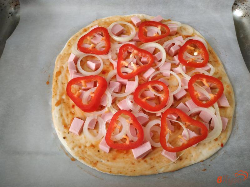 Фото приготовление рецепта: Пицца с колбасой и сладким перцем шаг №5