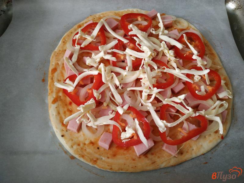 Фото приготовление рецепта: Пицца с колбасой и сладким перцем шаг №6