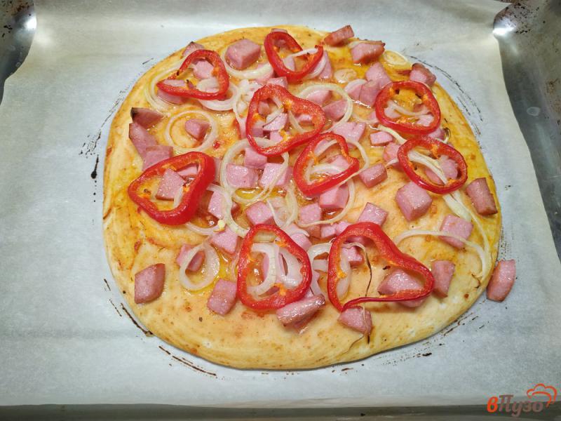 Фото приготовление рецепта: Пицца с колбасой и сладким перцем шаг №7