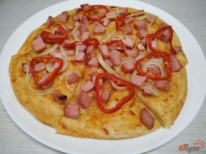 Фото приготовление рецепта: Пицца с колбасой и сладким перцем шаг №8