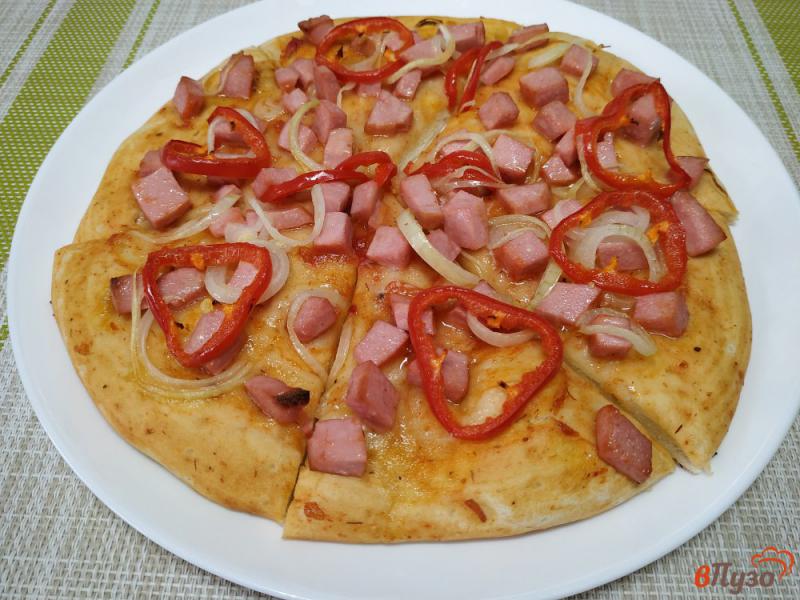 Фото приготовление рецепта: Пицца с колбасой и сладким перцем шаг №9