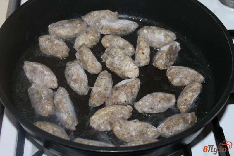 Фото приготовление рецепта: Грибные фрикадельки с курицей в сливочном соусе шаг №3